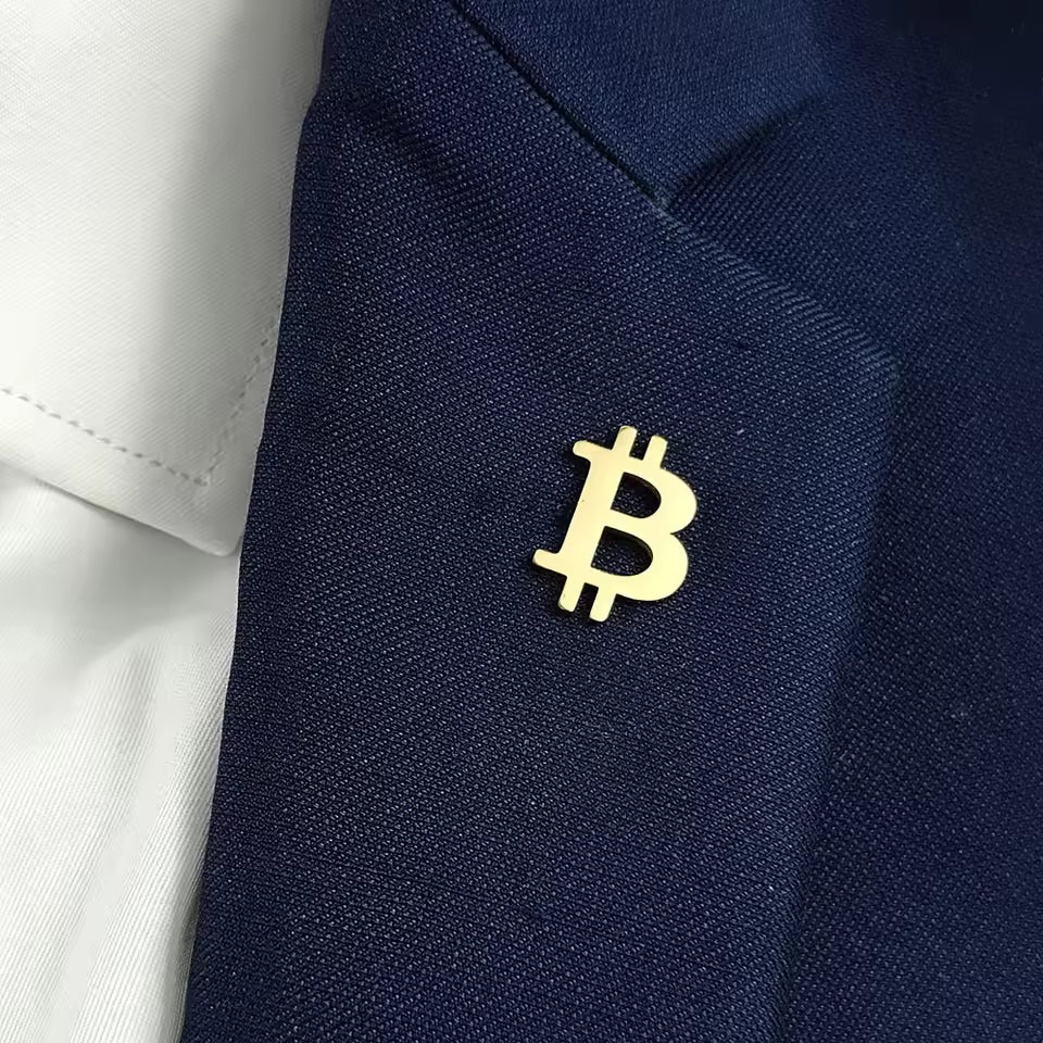 Broche Bitcoin portée sur une tenue