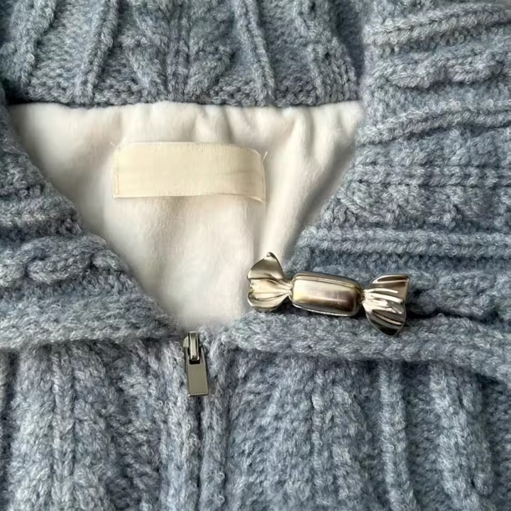 Broche bonbon portée sur une tenue