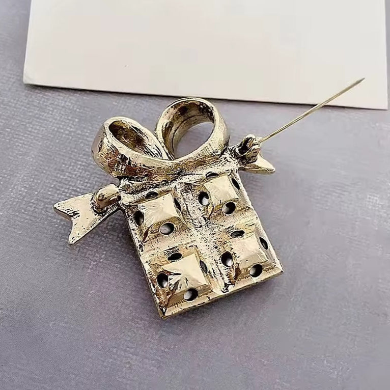 Broche cadeau vue de dos, fermoir épingle