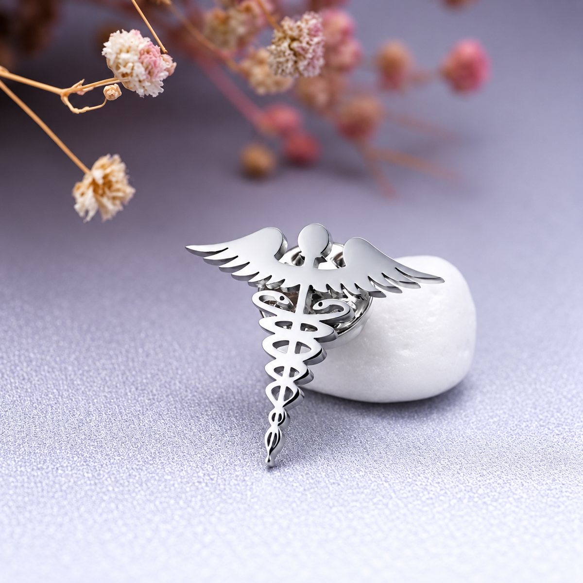 Broche caducée, couleur argentée