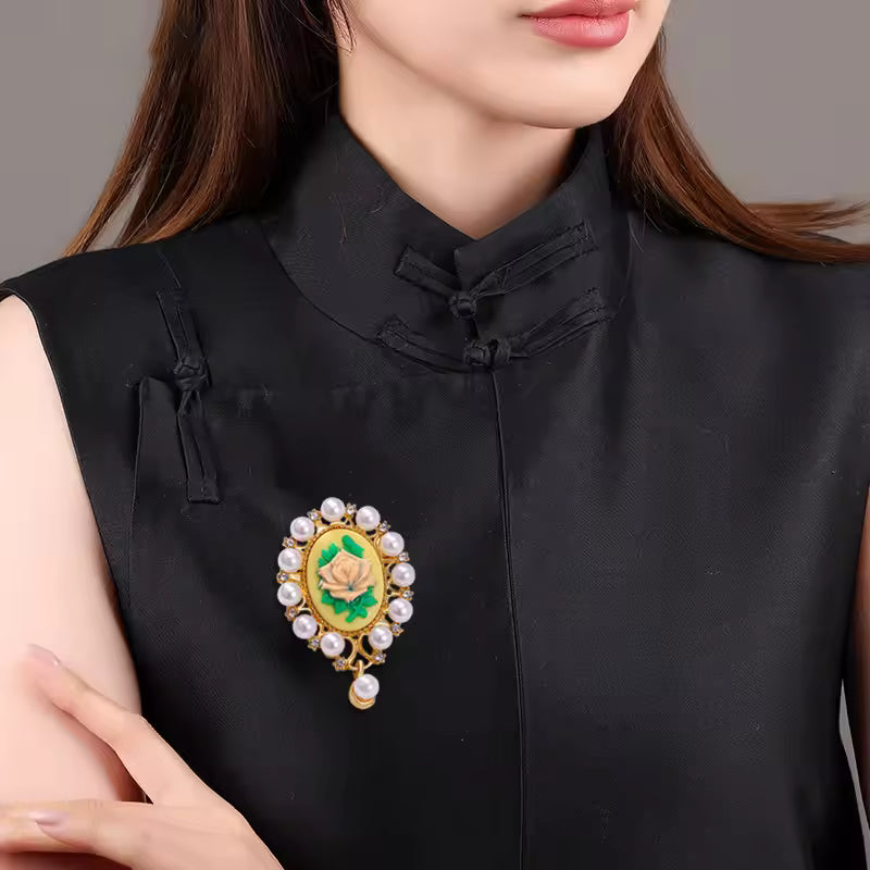 Broche camée florale portée sur une tenue