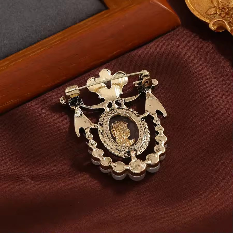 Broche camée majesté vue de dos, fermoir épingle