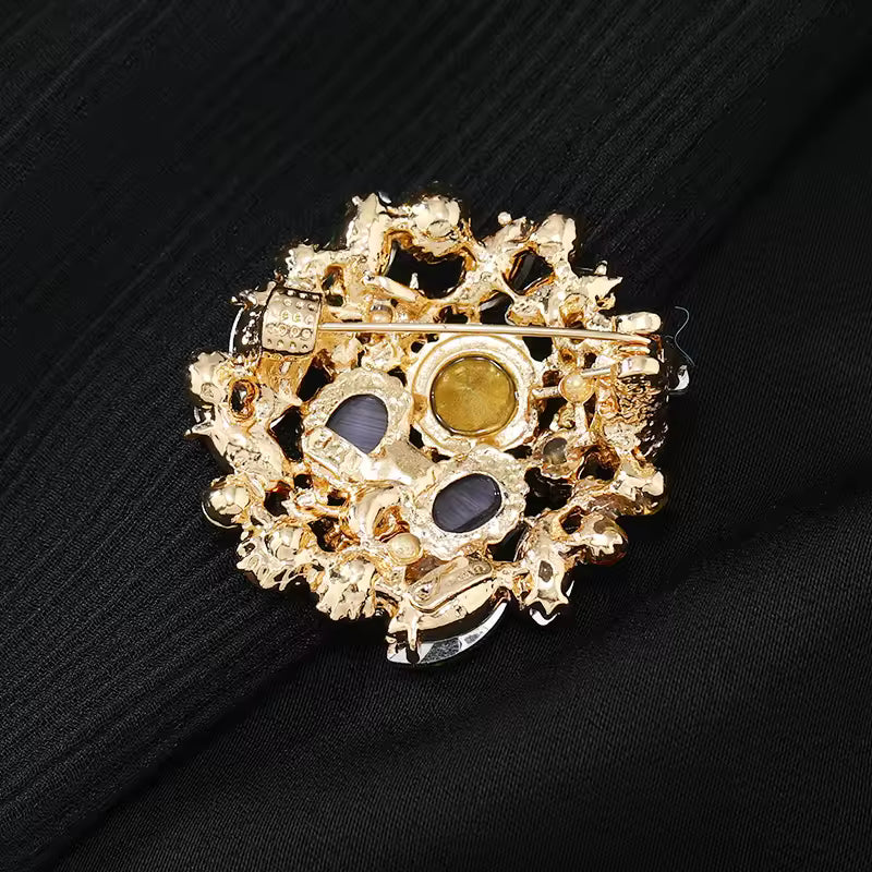 Broche carnaval lunaire vue de dos, fermoir épingle
