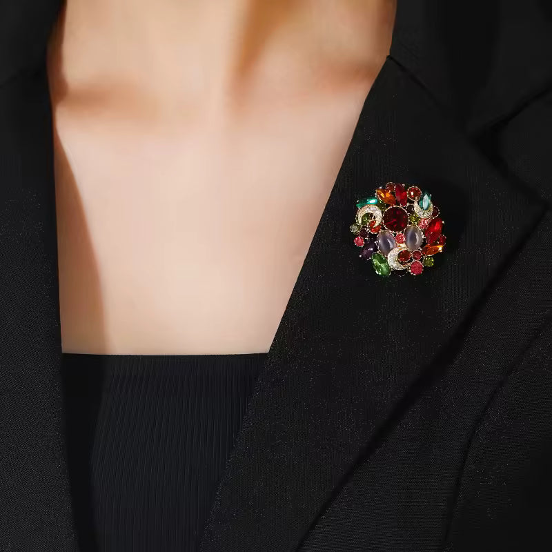 Broche carnaval lunaire portée sur une tenue