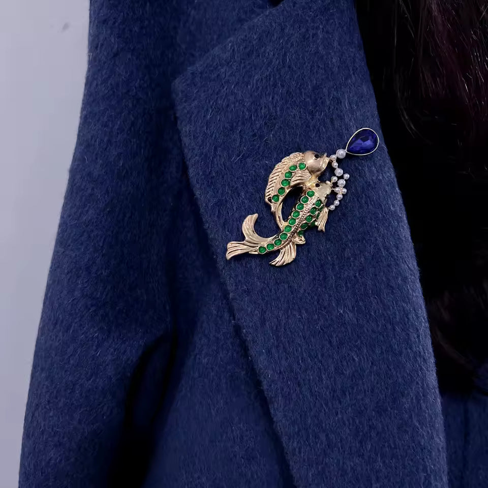 Broche carpe koï portée sur une tenue
