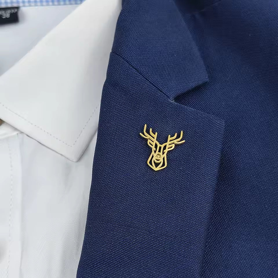 Broche cerf portée sur une tenue
