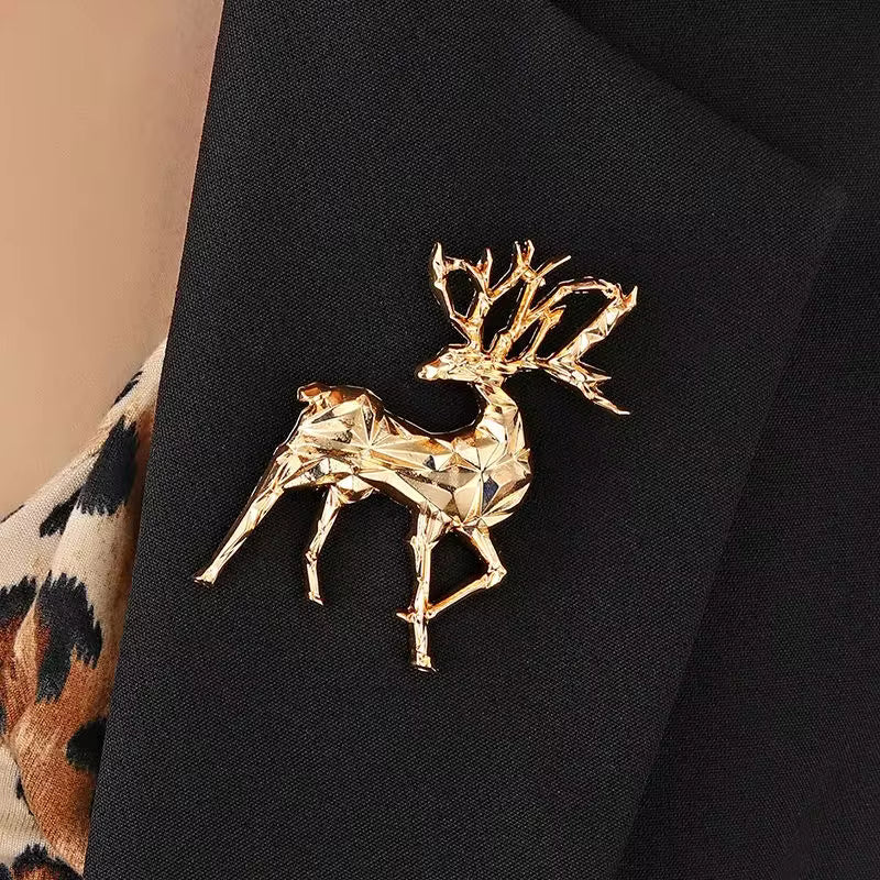 Broche cerf somptueux portée sur une tenue