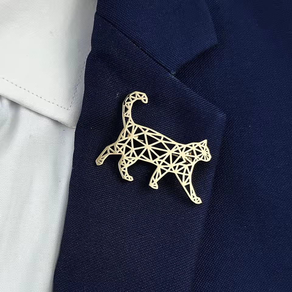 Broche chat ajouré portée sur une tenue