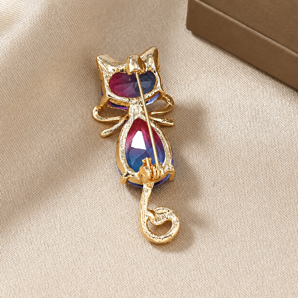 Broche chat boréal vue de dos, fermoir épingle