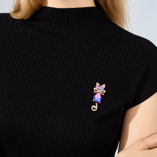 Broche chat boréal portée sur une tenue