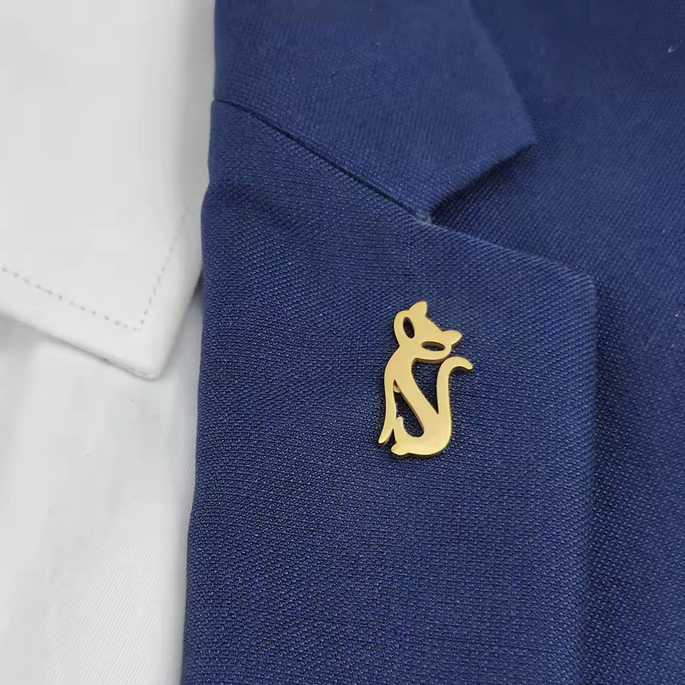 Broche chat séduisant portée sur une tenue