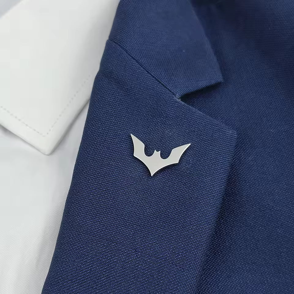 Broche chauve souris portée sur une tenue