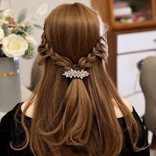 Broche cheveux couronne de Perles portée sur une tenue