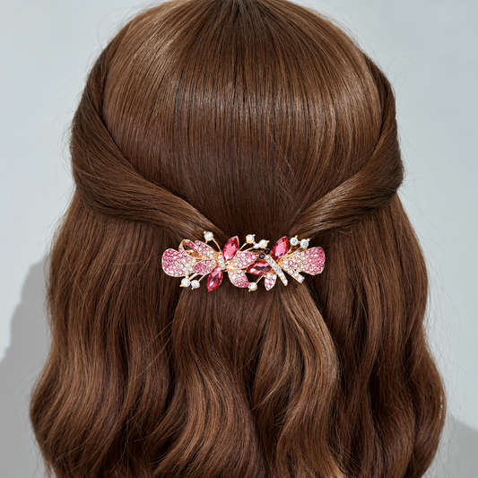 Broche cheveux Éclat Océan portée sur une tenue