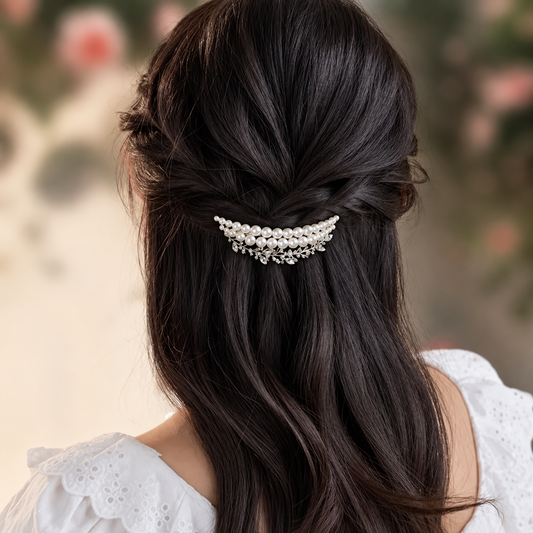 Broche cheveux Élégance Perlée portée sur une tenue