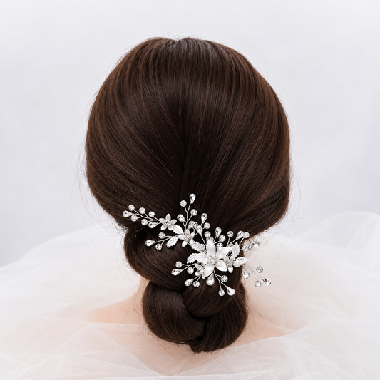 Broche cheveux Fleur de Givre portée sur une tête