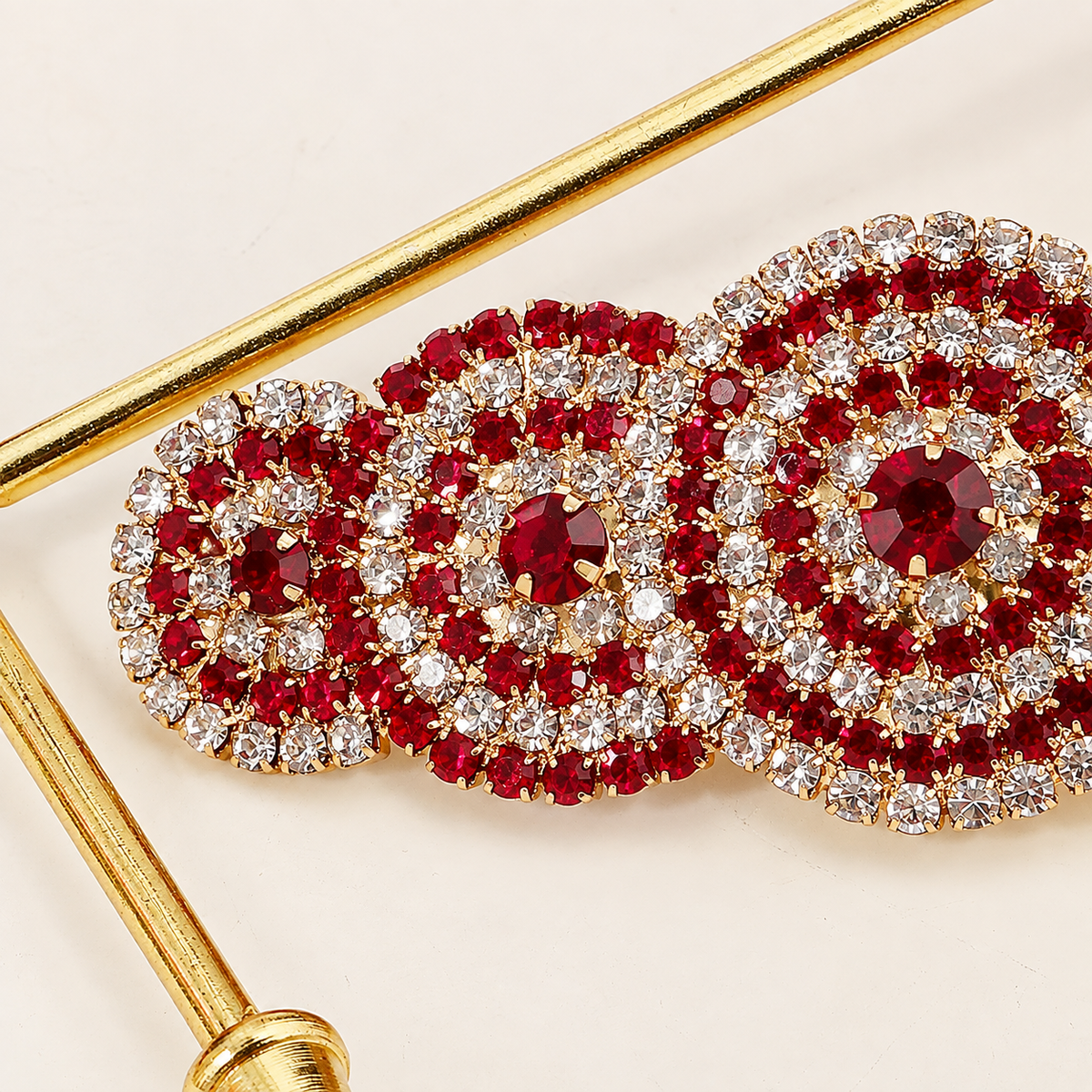 Broche cheveux Rouge Éclat, détail du motif