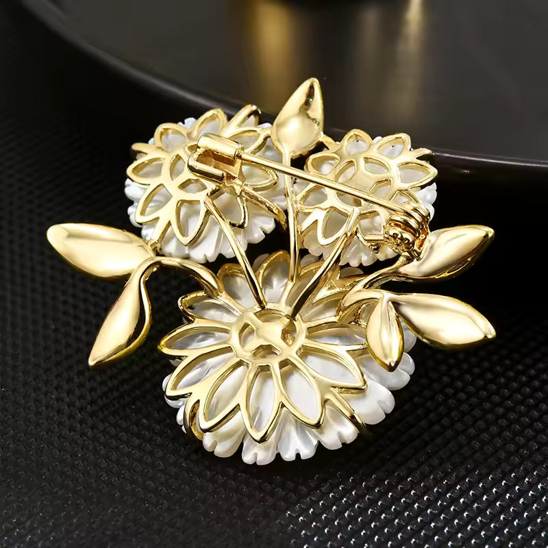 Broche chrysanthème blanc vue de dos, fermoir épingle