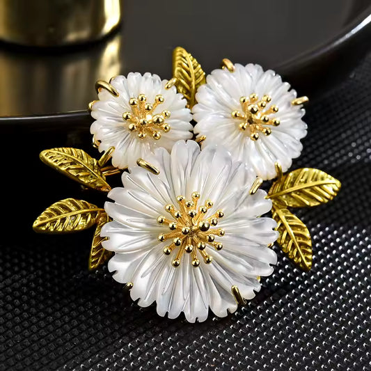 Broche chrysanthème blanc, vue complémentaire