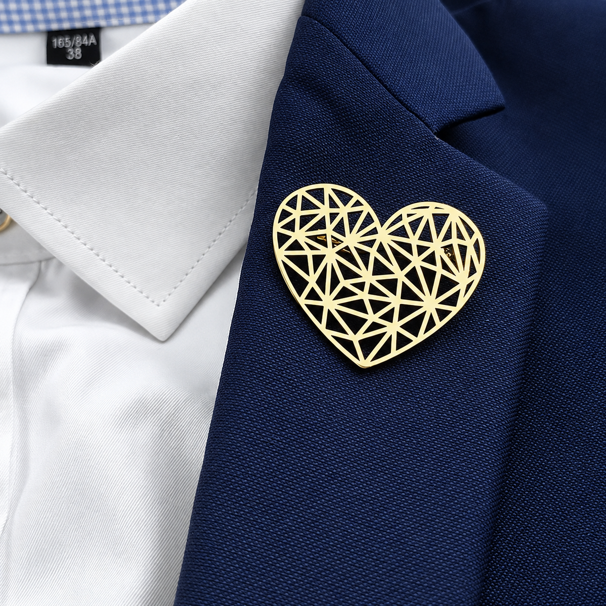 Broche cœur ajouré portée