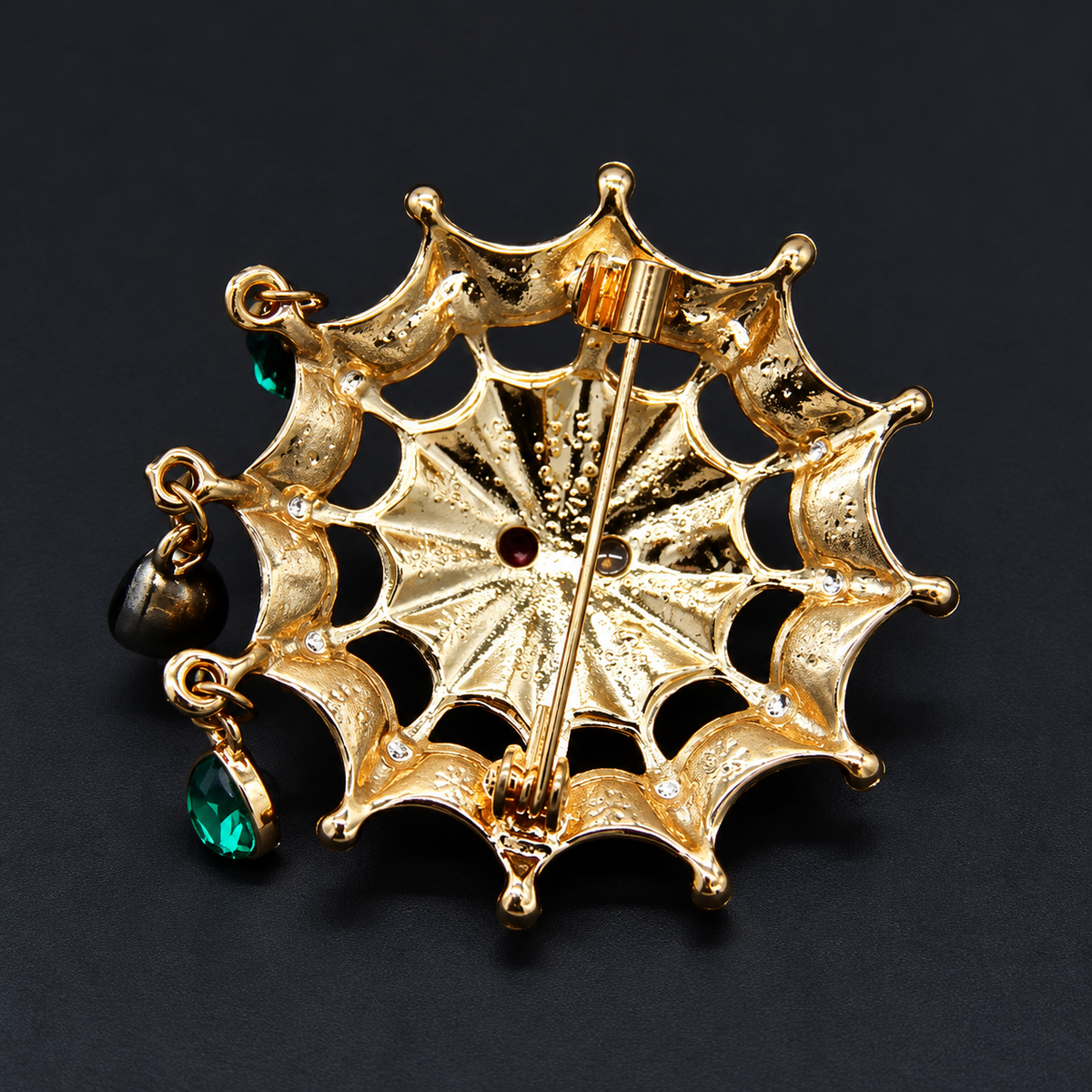 Broche cœur captif vue de dos, fermoir épingle