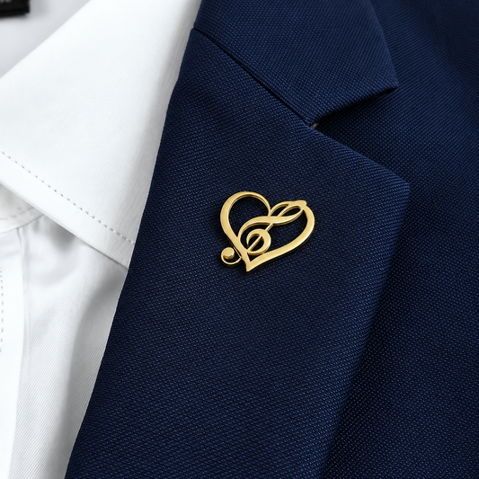Broche cœur musical portée sur une tenue