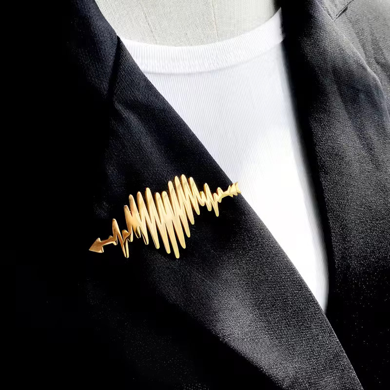 Broche cœur palpitant portée sur une tenue