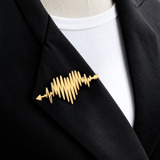 Broche cœur palpitant portée sur une tenue