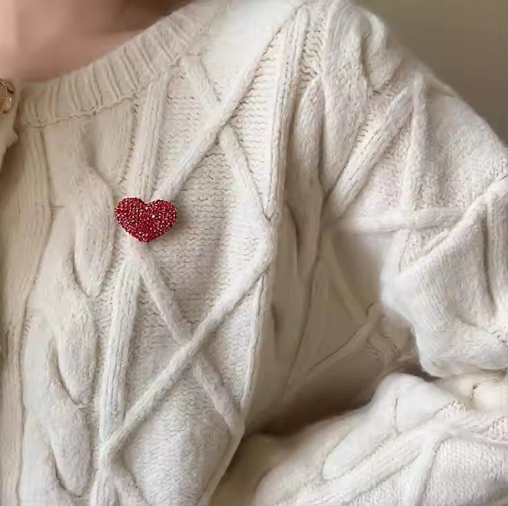 Broche cœur portée sur une tenue