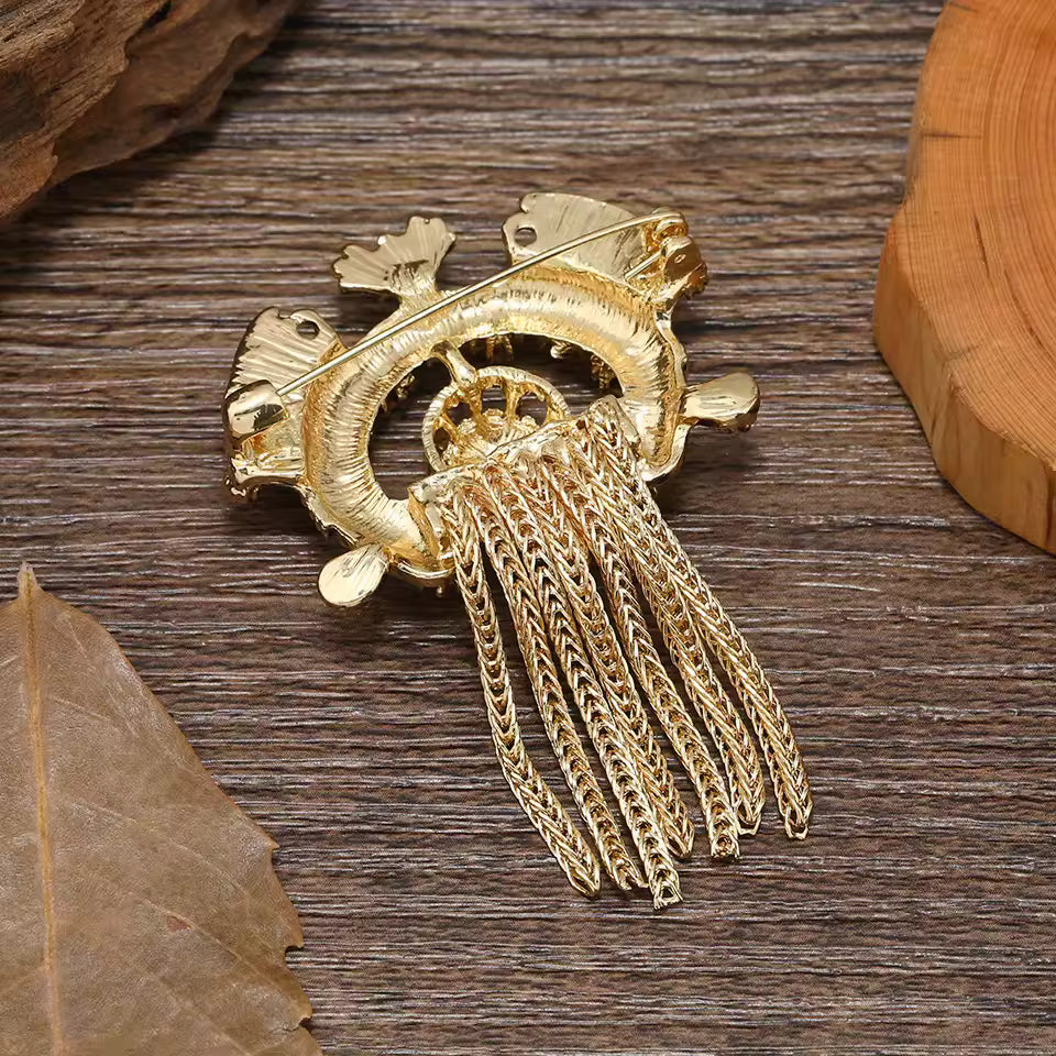 Broche couronne byzantine vue de dos, fermoir épingle