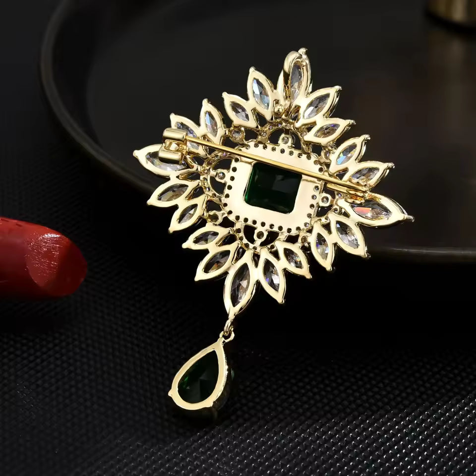 Broche couronne d’hiver vue de dos, fermoir épingle