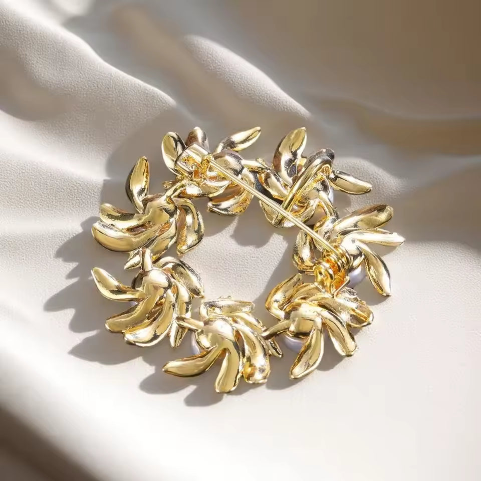 Broche couronne éternelle vue de dos, fermoir épingle
