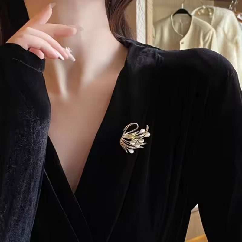 Broche cygne luisant portée sur une tenue
