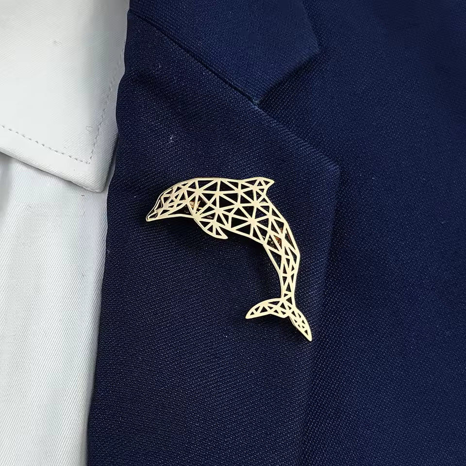 Broche dauphin portée sur une tenue