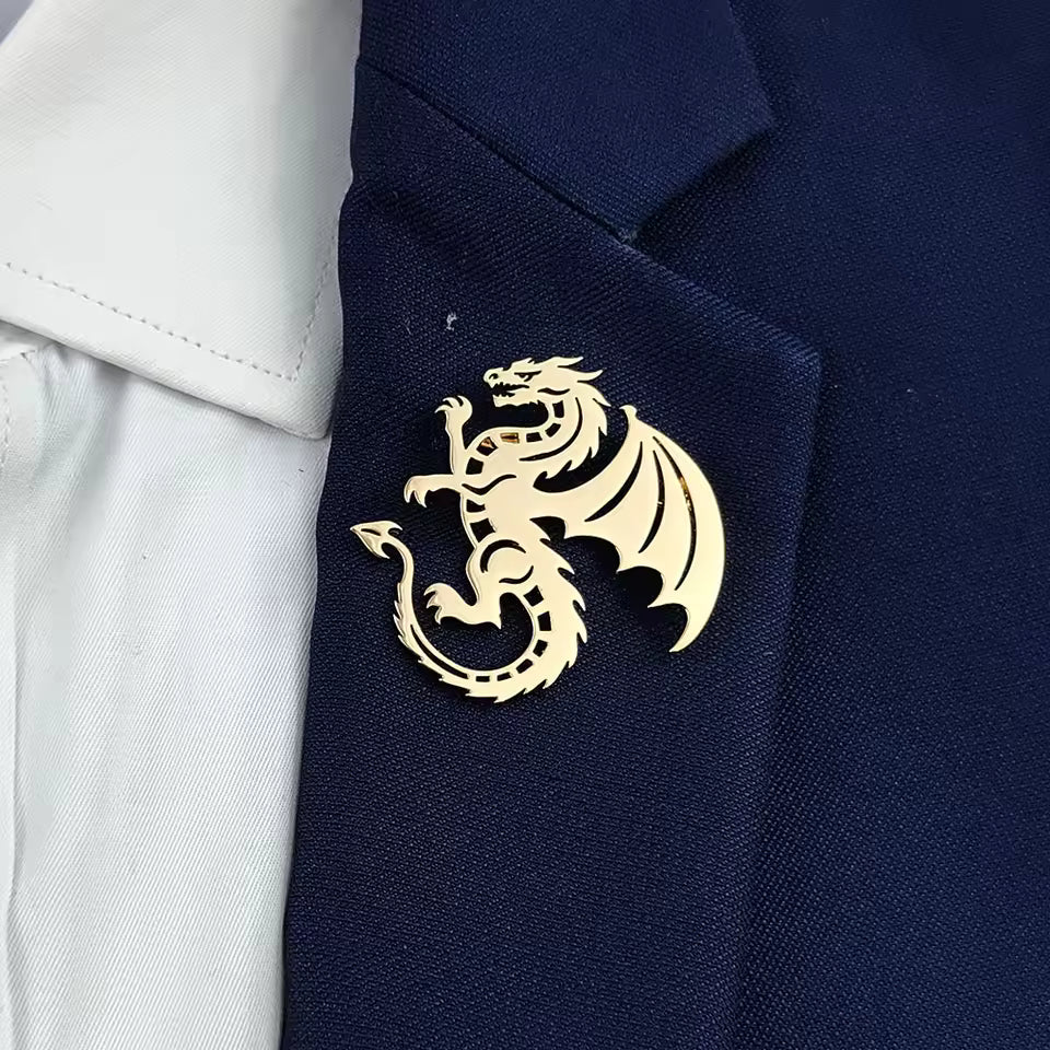 Broche dragon furieux portée sur une tenue