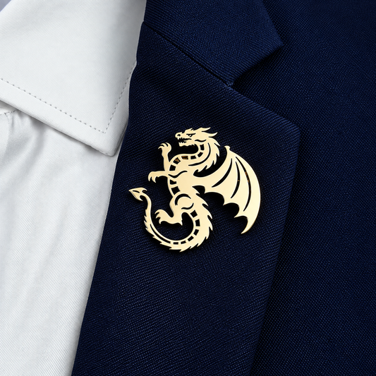 Broche dragon furieux portée sur une tenue