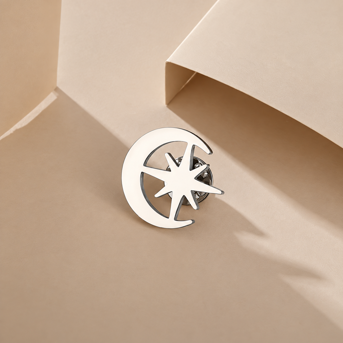 Broche éclat lunaire couleur argentée