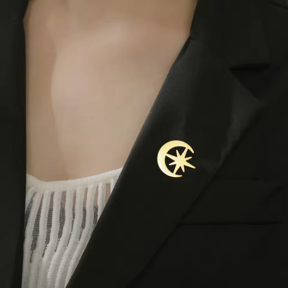 Broche éclat lunaire portée sur une tenue