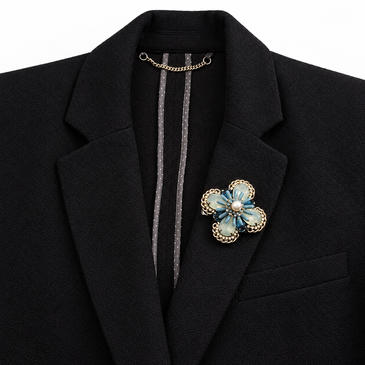 Broche éclat méditerranéen portée sur une tenue