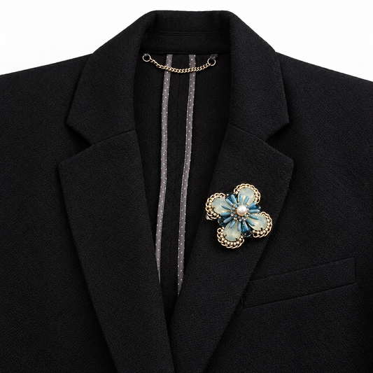 Broche éclat méditerranéen portée sur une tenue