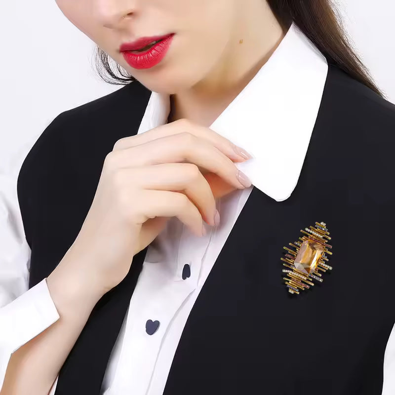 Broche éclat solaire portée sur une tenue