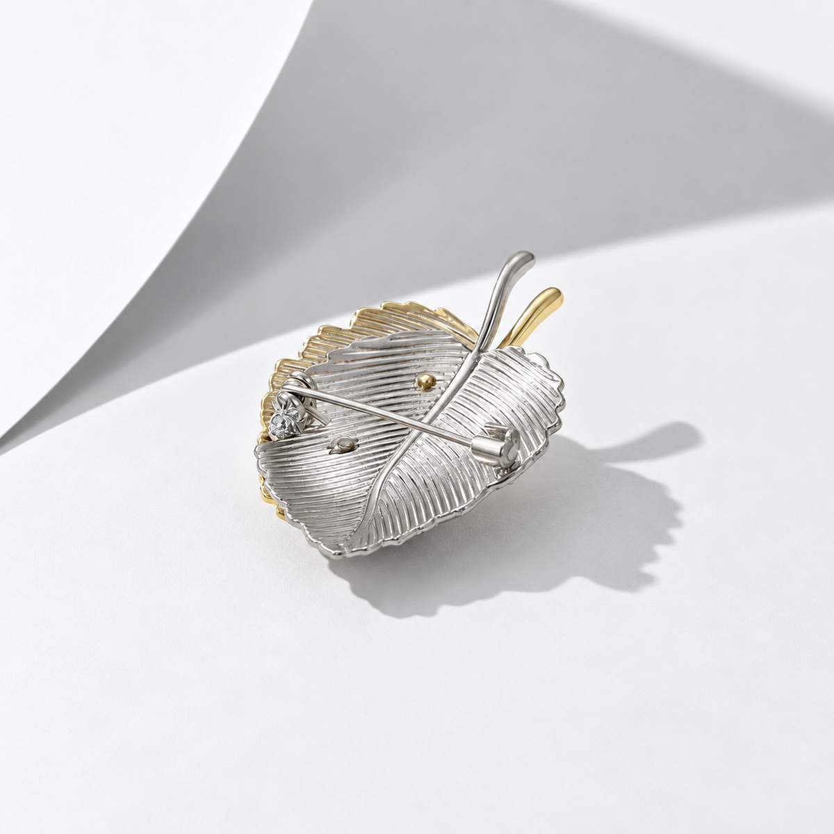 Broche écrin de feuilles vue de dos, fermoir épingle