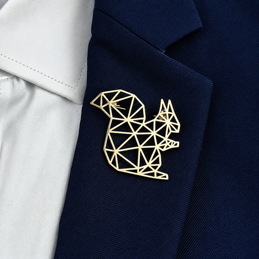 Broche écureuil, porté sur une tenue