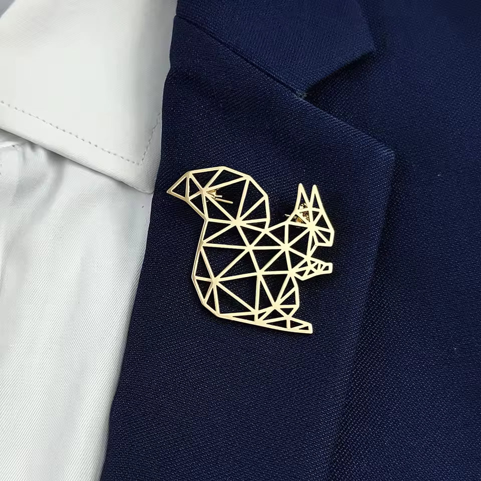 Broche écureuil portée sur une tenue