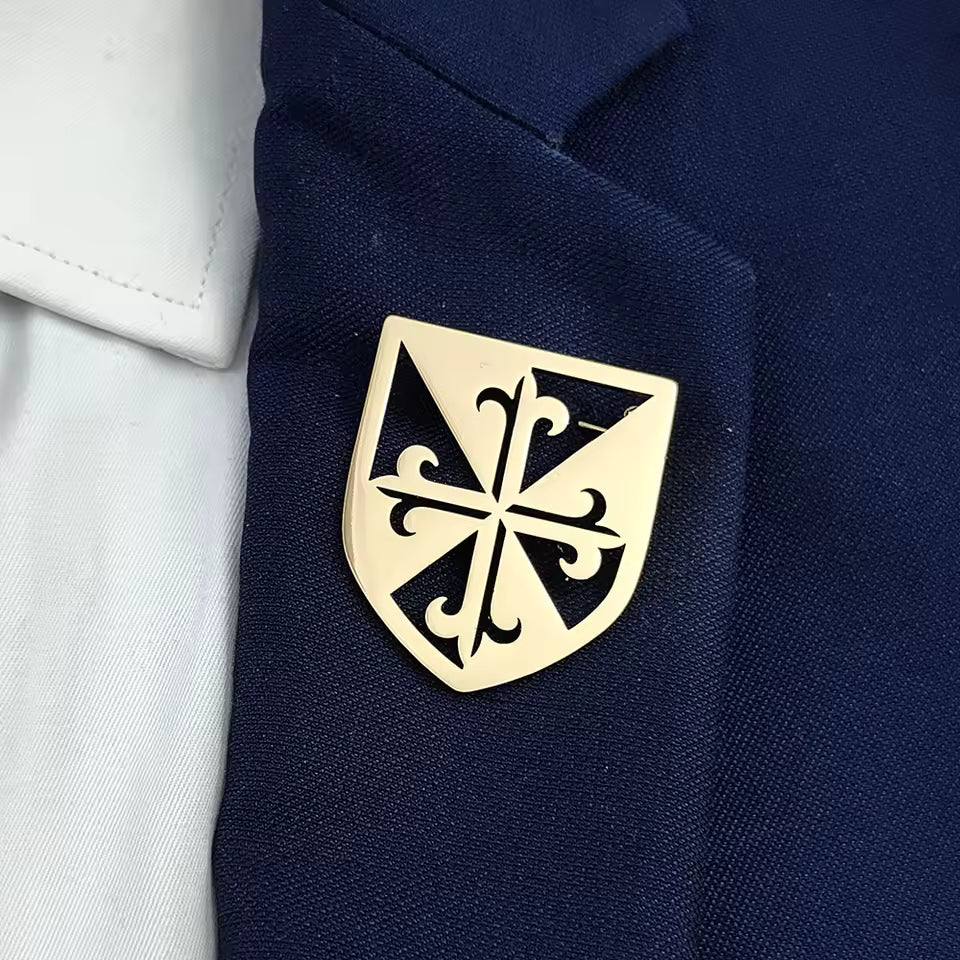 Broche écusson médiéval portée sur une tenue