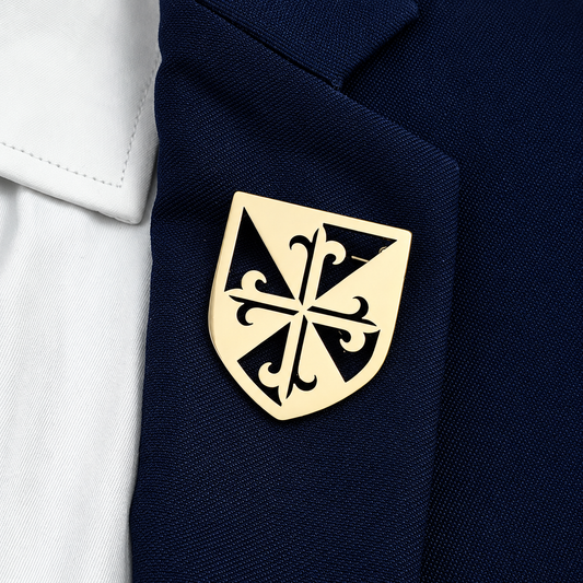 Broche écusson médiéval portée sur une tenue