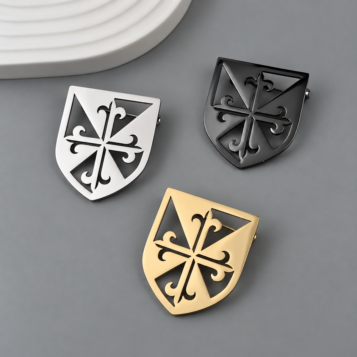 Broche écusson médiéval, vue complémentaire