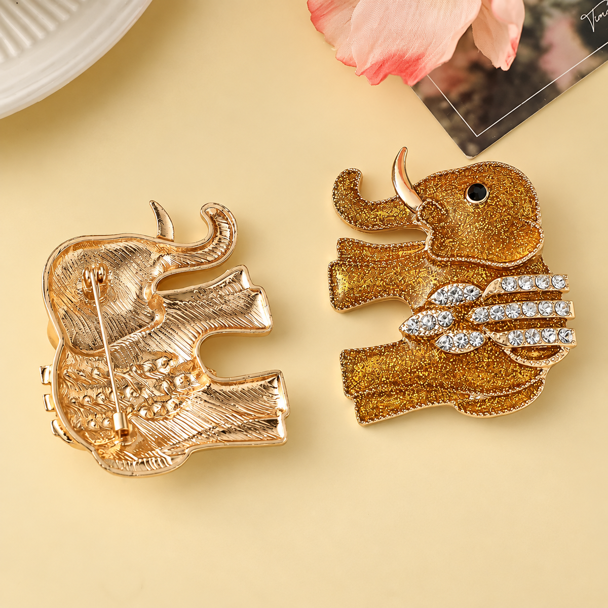 Broche éléphant orné vue de dos, fermoir épingle