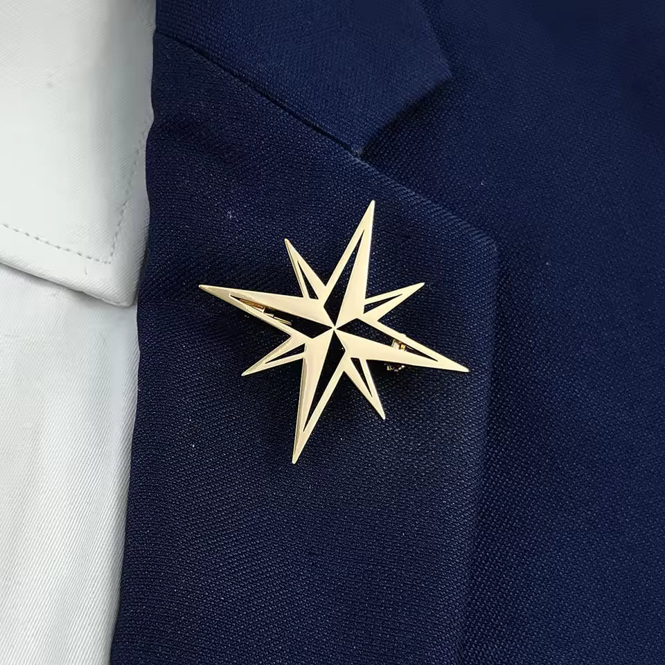 Broche étoile nordique portée sur une tenue