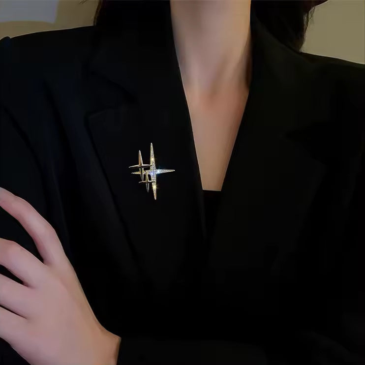 Broche étoile portée sur une tenue